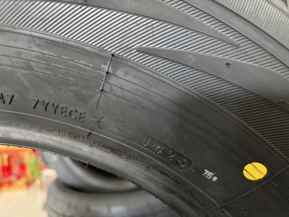 รหัส DOT 1426 บนแก้มยาง อ่านได้ว่าผลิตสัปดาห์ที่ 14 ปี 2026