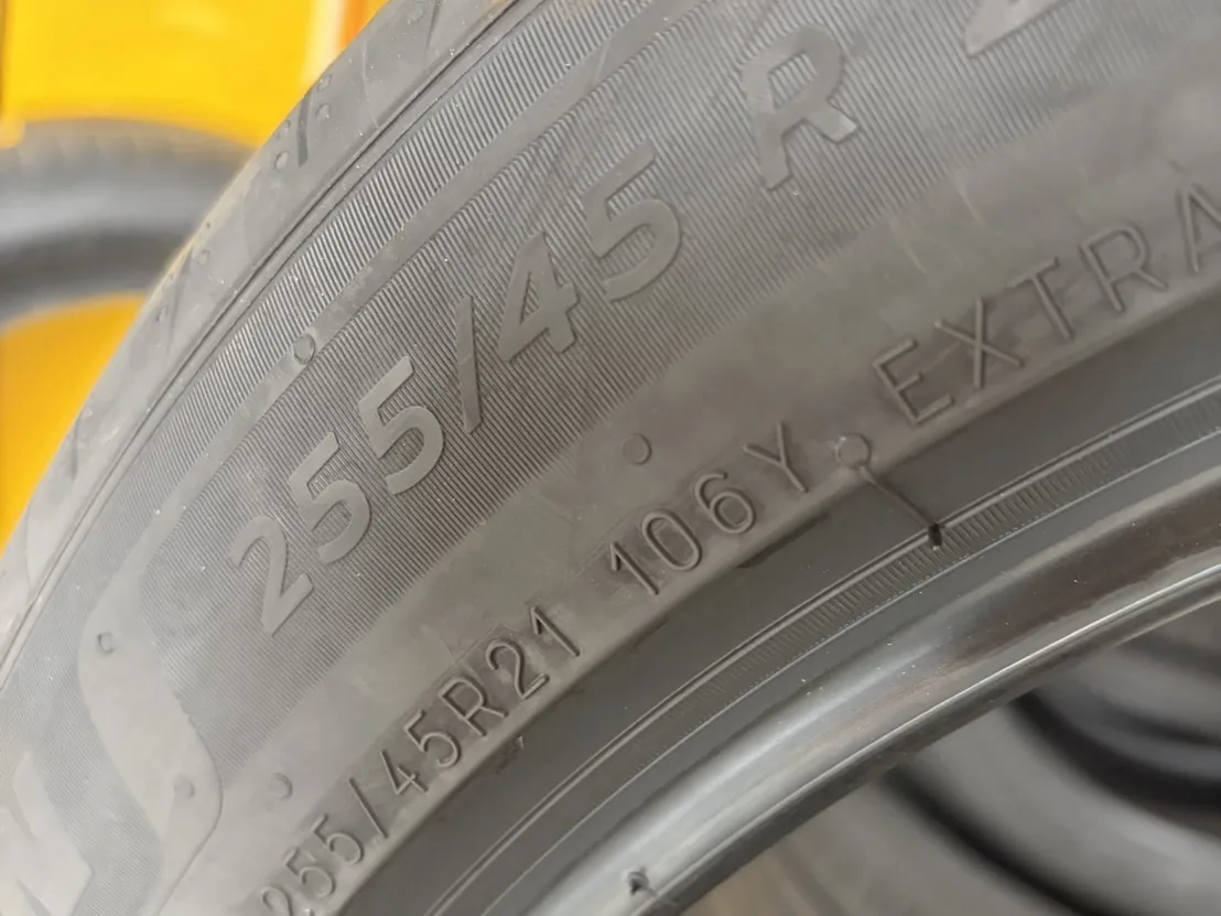 แก้มยาง XL เขียน 255/45R21 106Y EXTRA LOAD